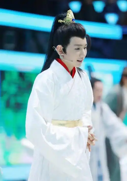 王源全新古装造型出街对标古偶剧经典人物细节体现节目套路