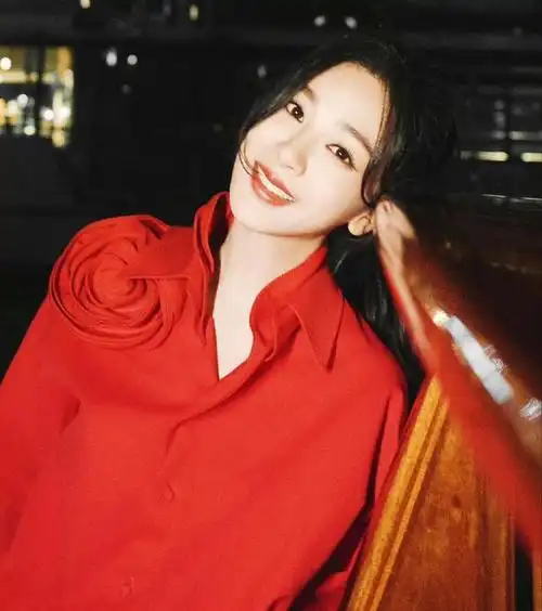 杨紫巴黎夜游一身红黑经典配色,红色很显热情,也很符合杨紫的性格