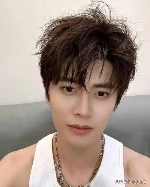 任嘉伦颜值爆表!无袖自拍照惊艳社交媒体,网友疯狂点赞!