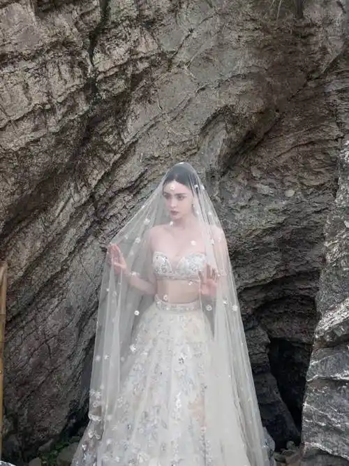 古力娜扎再成时尚界焦点,穿珍珠抹胸长裙,优雅高贵,尽显好身姿_的设计