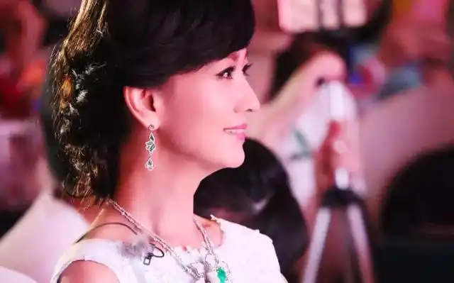 周华健妻子近照似70岁老太,可她被周华健当小公主宠了一辈子