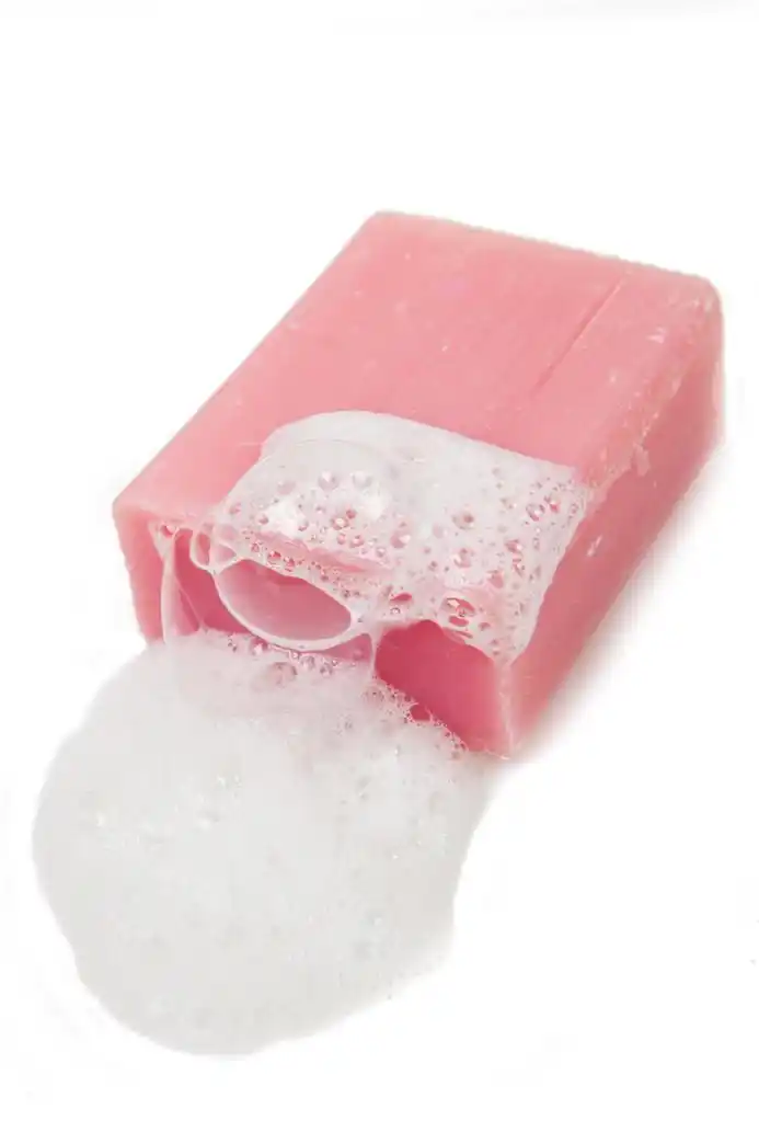 孤立在白色背景上的粉红色肥皂泡沫