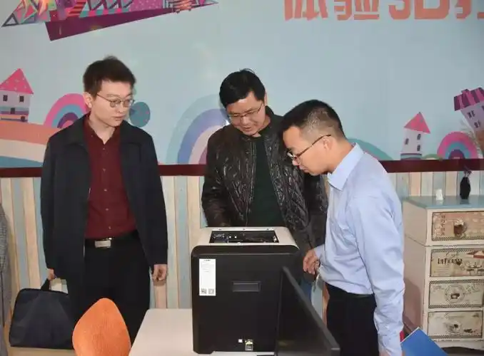 泉港区政府副区长谢梓骞,刘阳青莅临我院调研