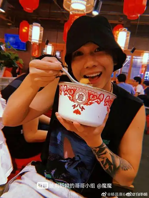 看到有问小白 白举纲纹身的 我去收集了些图片