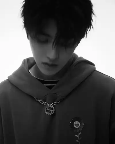 蔡徐坤微博&ins双更分享帅照 小葡萄的wink真的超甜!