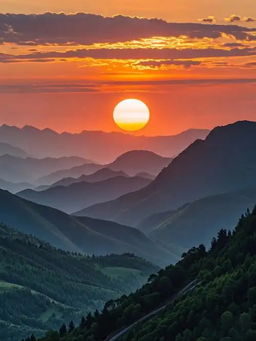 山巅日出美不胜收