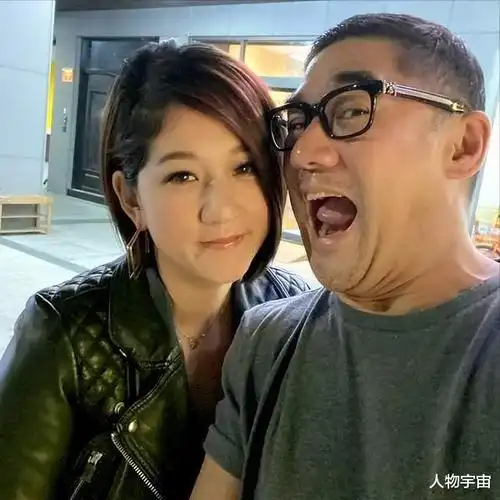 他是美籍华人英俊幽默,恋情多姿曾是不婚主义,年轻太太驱夫有术