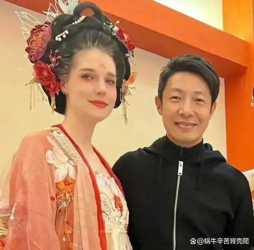 撒贝宁一家现身,老婆李白人高马大,龙凤胎女儿比儿子高出很多