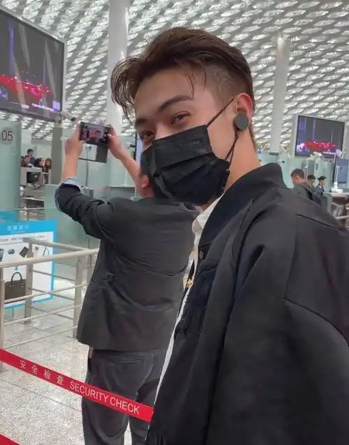 许凯素颜路透图曝光,粉丝:和剧中相差太大了!_状态_长相_一身