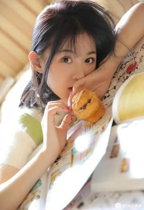 清纯少女素颜女神身穿白色毛衣治愈系美女居家写真摄影自拍照片