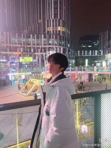 我去问一下? 刘耀文犹豫地点开了和林月的聊天界面.