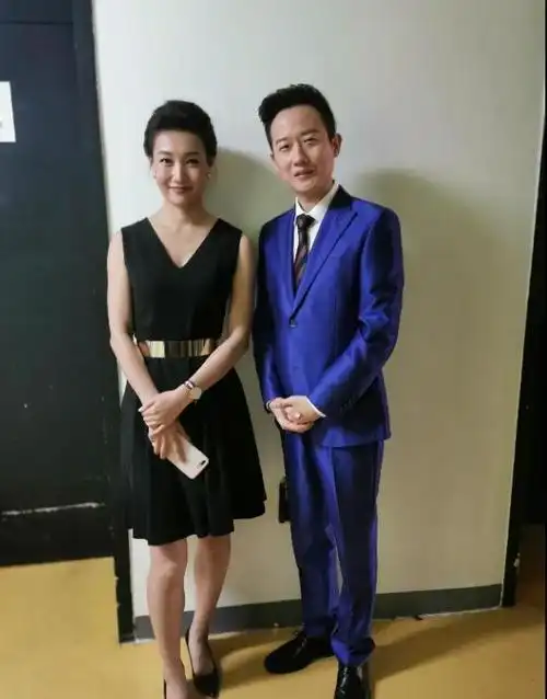 照片中李梓萌年轻了至少十岁,台上台下差异太大,一看差点没认出来.