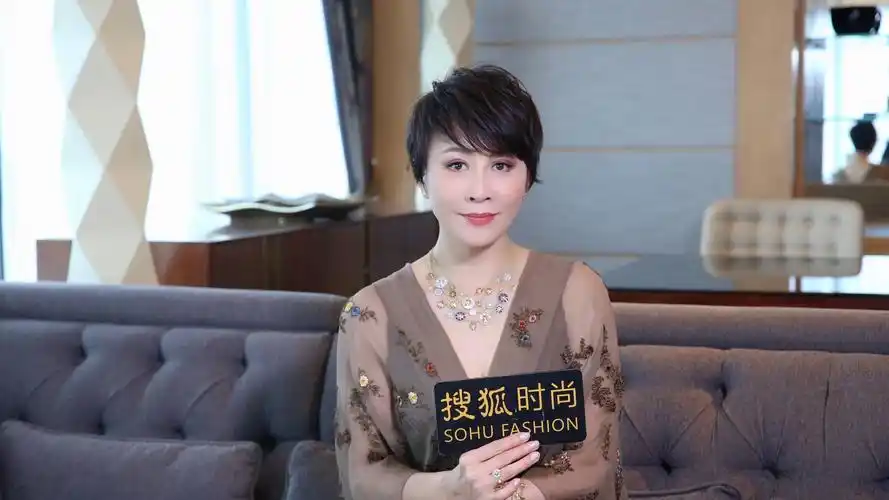 原创55岁的刘嘉玲深v仙女裙亮相,与女神景甜一起探讨私密爱情观