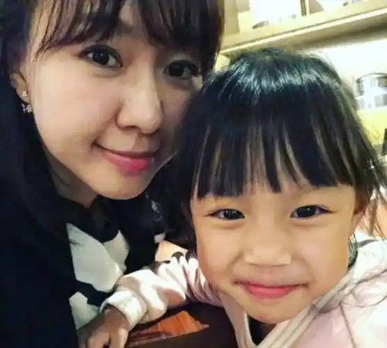 39岁卓依婷晒娃,状态年轻不输6岁女儿,网友:母女长相复制粘贴_保养