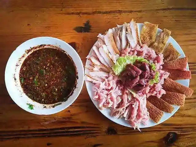 血腥美食大理白族生皮