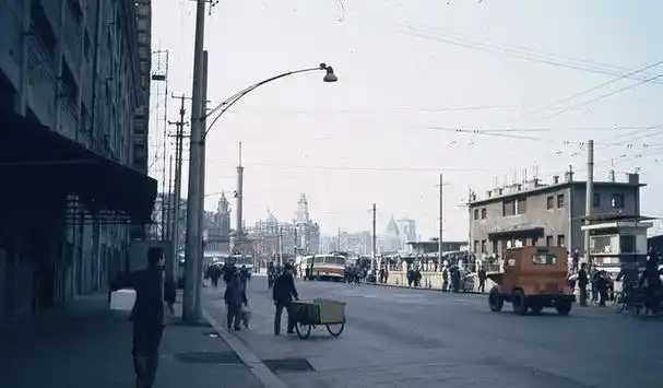 对于每一个"老上海"而言,照片中的风景已经成为遥远的回忆.