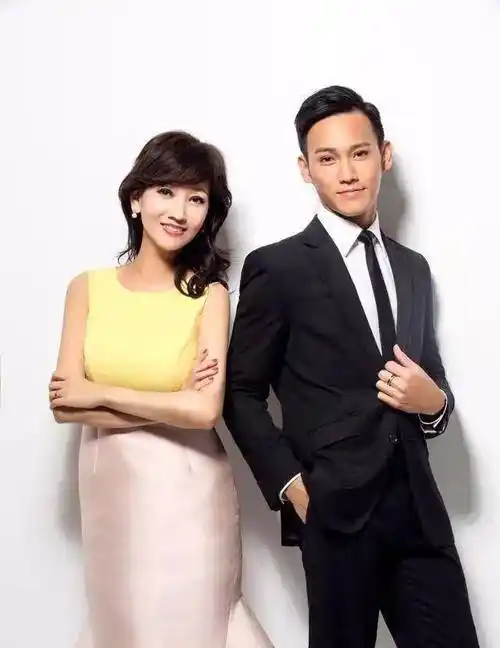 赵雅芝小儿子现身,被美女粉丝"围攻",低调合影举止儒雅随和_黄恺杰