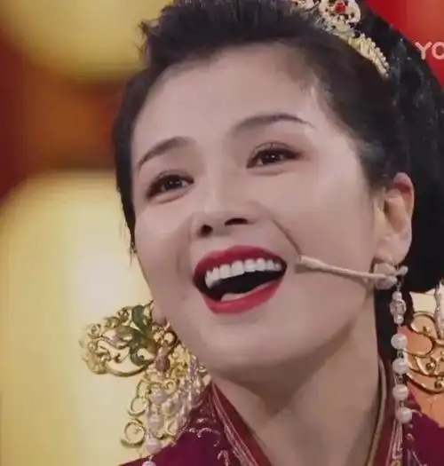 王牌7首播华晨宇假发套出戏刘涛笑摔成最大笑点