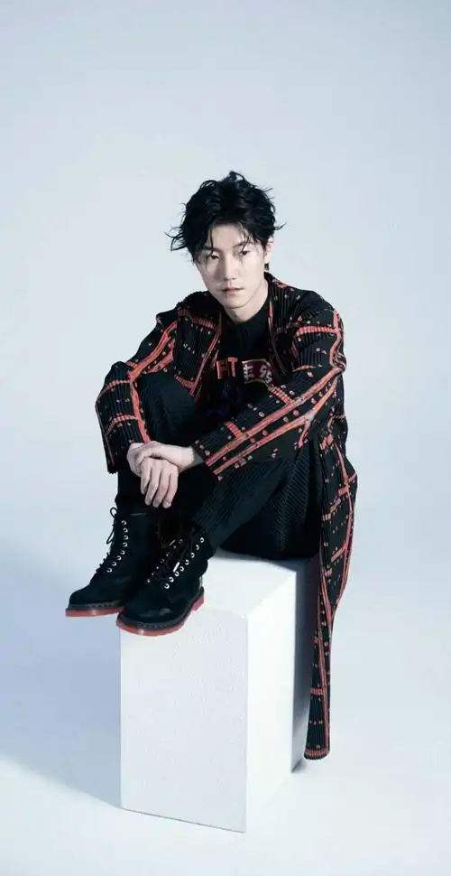 p>王晰,1985年4月9日出生于辽宁省营口市,中国内地流行乐男低音歌手