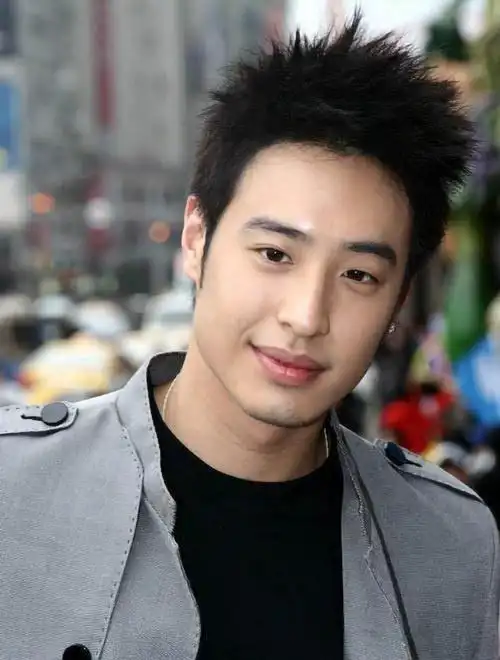 毕竟他当年其实还蛮红的,和弦子的《不得不爱》,和杨丞琳的《不良笑花