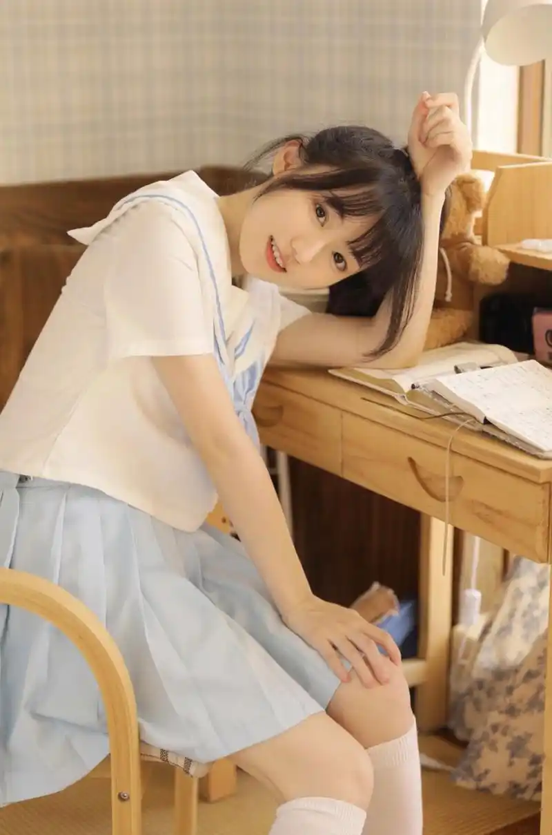 淡雅颜色的jk水手服搭配短裙,清纯娇小可爱的样子好美,好喜欢