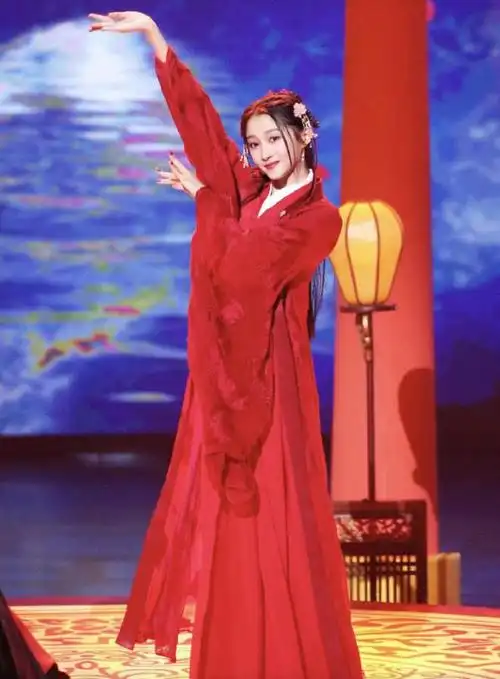 关晓彤身穿古装红衣秀舞技拂袖而舞姿态迷人
