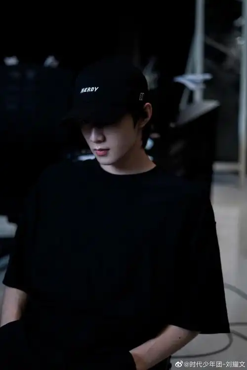 刘耀文晒录音室照