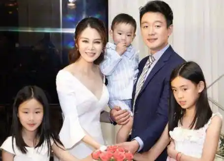 演员佟大为比妻子小几岁佟大为老婆比他大5岁