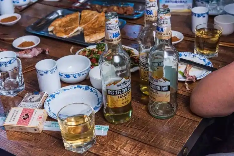 来这里吃饭的人基本都很豪爽,桌子上堆满啤酒瓶.