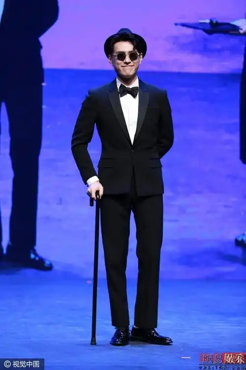 有款有型靳东西装革履墨镜拐杖神似卓别林