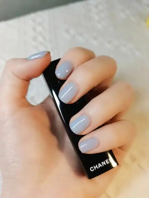 超级适合夏天的婴儿蓝纯色美甲