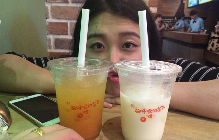 年轻的男孩女孩们都喜欢在炎热的夏天,手捧一杯奶茶,带给一份独属于