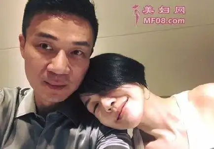 小s与老公合照秀恩爱依偎在老公许雅钧怀里一脸幸福