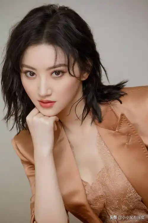 李子涵,安徽籍90后美女主持人,这位浙传校花,与景甜真假难辨_卫视