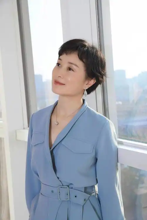 吴越金鹰奖穿一身浅蓝色连体裤精致又优雅撞衫孙俪气质不输