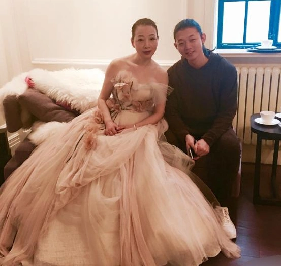 54岁火风前妻仲小萍和26岁儿子霍尊拍"婚纱照",网友:太漂亮了