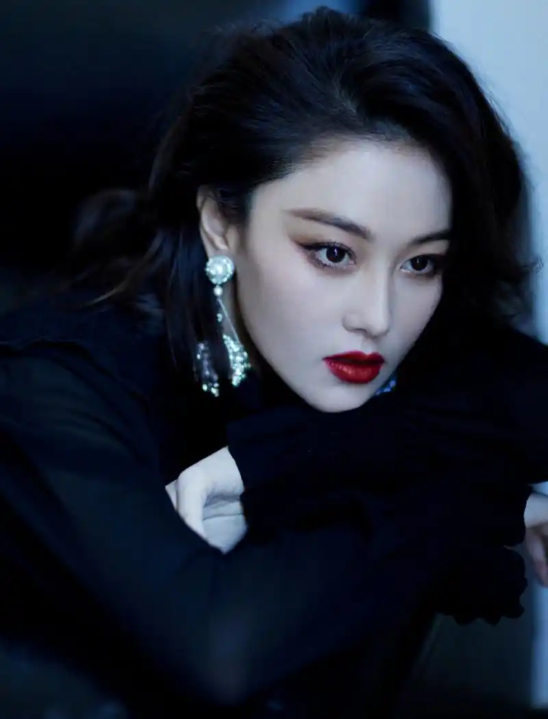 星闻#  张曦予一身黑色配上眼睛,看起来高贵冷艳,特别有气质!