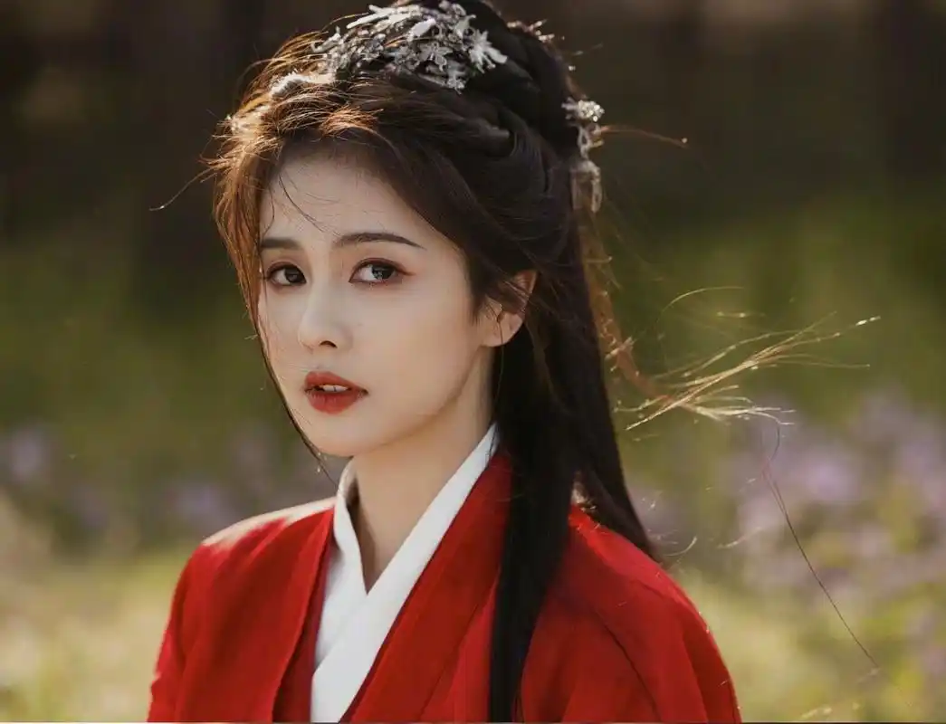 白鹿·红衣造型 7515 红衣侠女风,好飒好米 给积极营业的女明星点