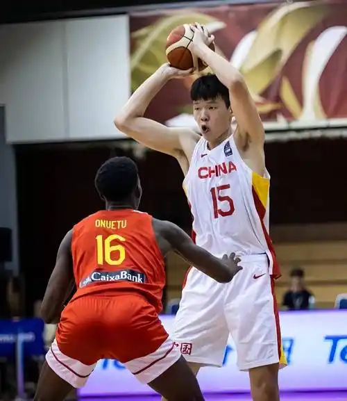 内线是男篮的优势所在,从姚明时代就是如此,王治郅,易建联都是顶级