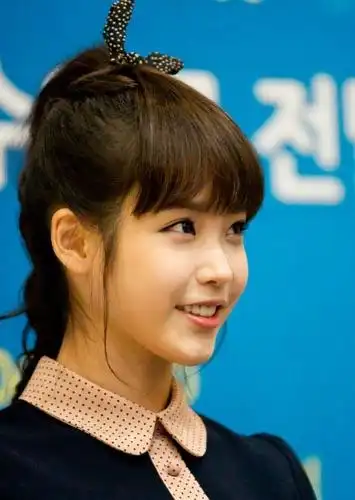 韩国19岁音乐精灵iu家居写真 萌萌不是罪