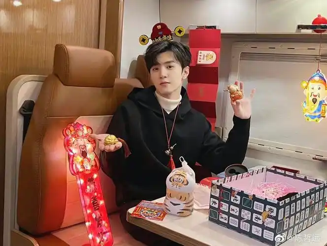 陈哲远仙剑四收工自拍摇摇脑袋