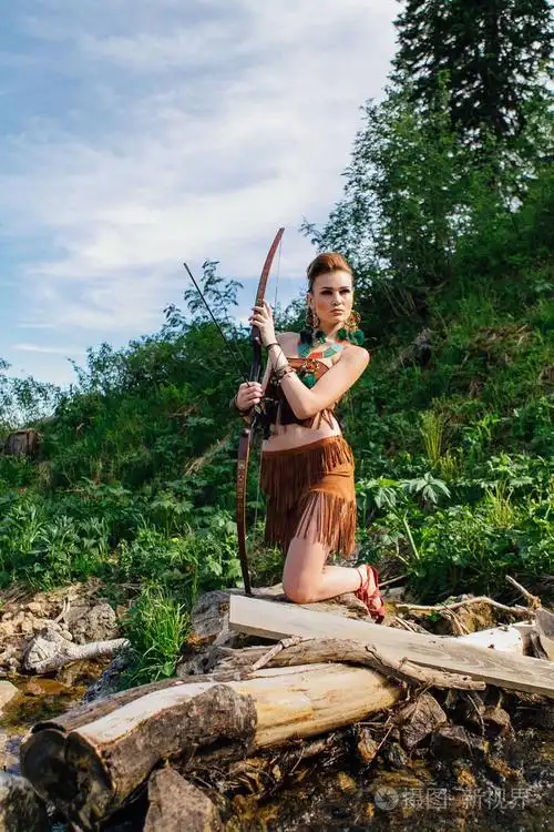 年轻美丽的亚马逊森林里打猎的女孩