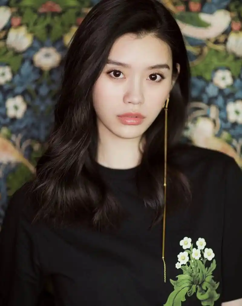 奚梦瑶:小腹微凸五官粗犷 奚梦瑶是何猷君的妻子,也是赌王何鸿燊的儿