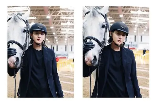 典型的富二代贵公子,他的父亲黄忠东接受媒体采访时惊爆自己的家底