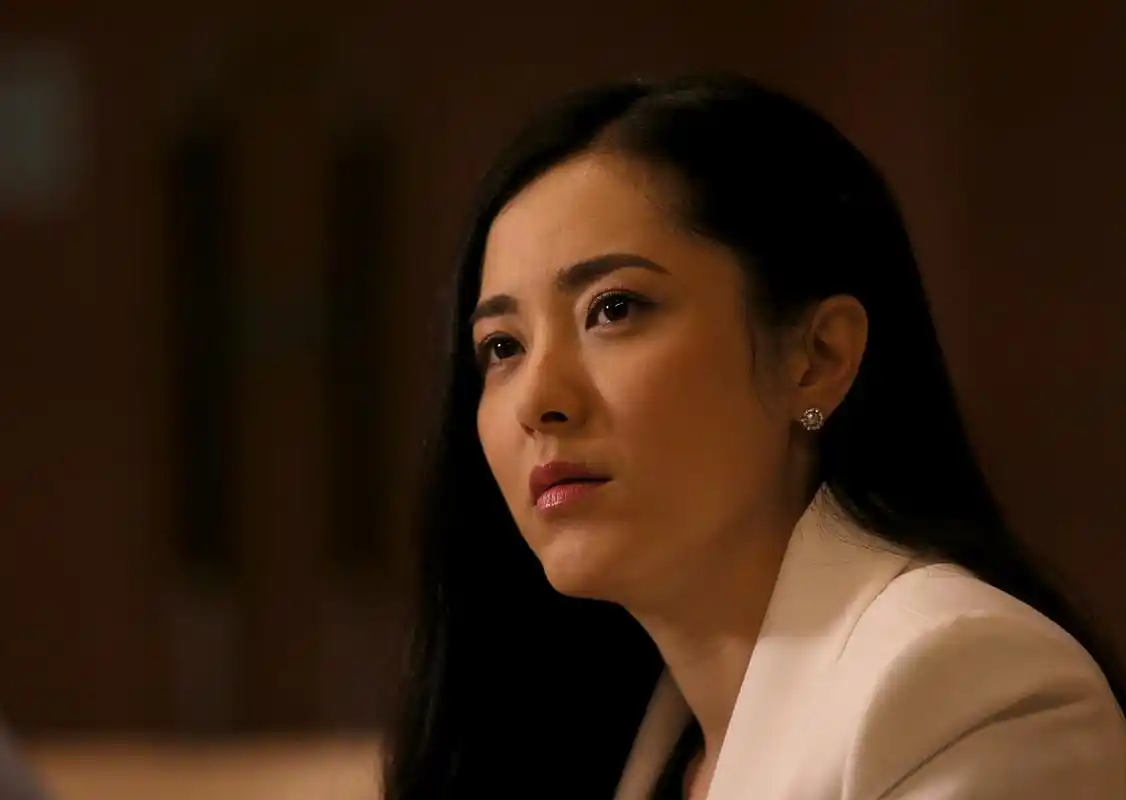 曾黎在新综艺《博物馆之城》中体验把脉,医生说她顶多30岁,曾黎说自己