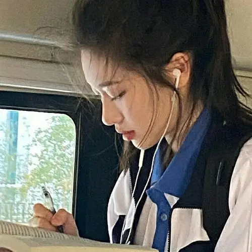 学习的女孩头像