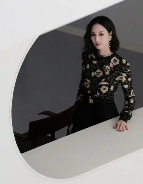 又一女明星@張鈞甯遭美颜相机攻击看到张钧甯的脸出现在美颜相机下的