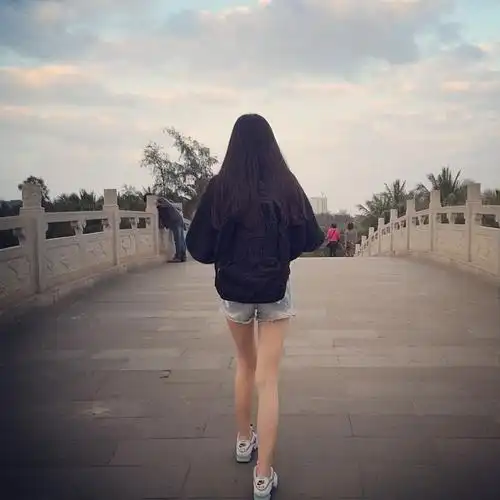 麻烦给我些女 生 长直发的背影照片