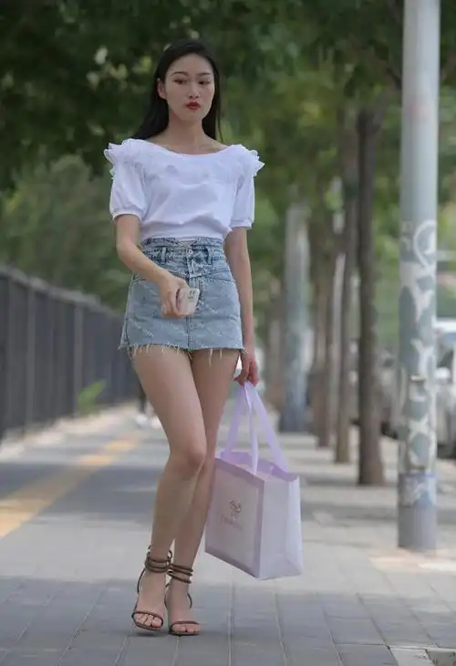 街拍美女,牛仔短裙小姐姐,一字肩t恤宽松好看!