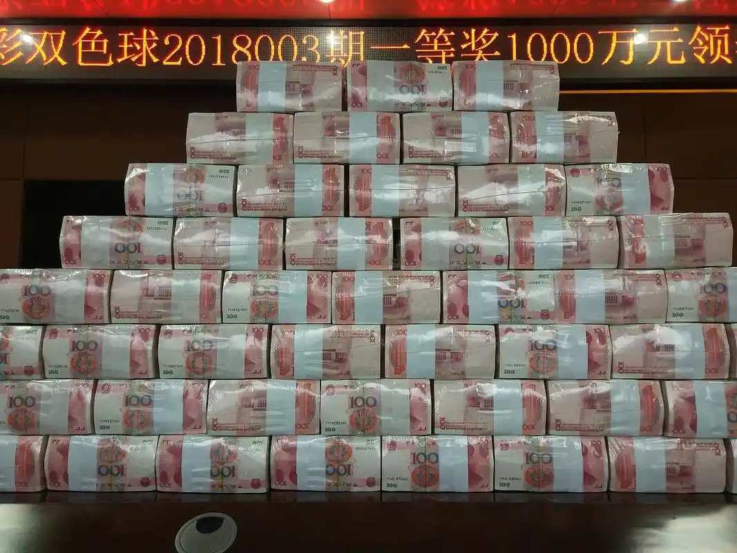 男子家中堆满182个钱箱子,里头装着7000万的巨额现金,男子一家人不敢